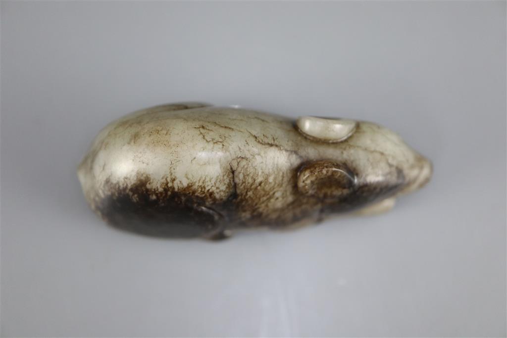 A Chinese grey and black jade figure of a recumbent mouse, 7.7cm long